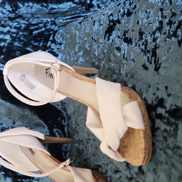 Fioni White Faux Leather Peep Toe Heels - Picture 4 of 8